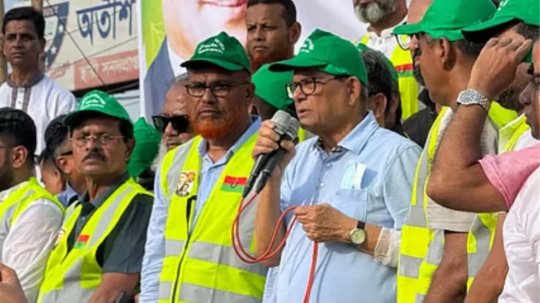 স্যুট-বুট পরে আর