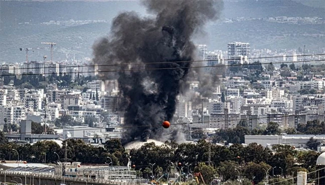 উত্তর ইসরায়েলে ইরানের ক্ষেপণাস্ত্র হামলা, তেল শোধনাগারে ধোঁয়া উড়ছে