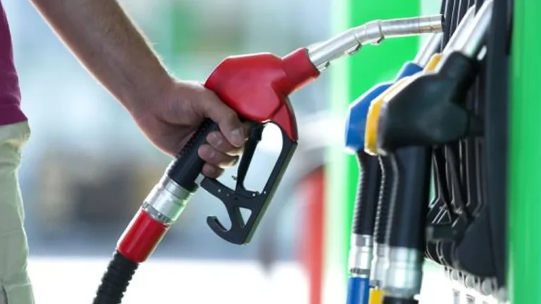 ট্রাম্পের হামলা স্থগিতের ঘোষণায় তেলের দামে বড় পতন