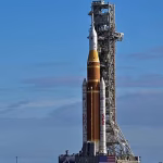 চাঁদে মানুষ পাঠাতে